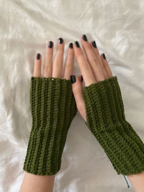 Hands Warmers Crochet, Aesthetic Crochet Hand Warmers, Knitting Arm Warmers, Hand Warmers Knit, Crocheted Hand Warmers, How To Crochet Arm Warmers, Crochet Hand Warmers Aesthetic, Wrist Warmers Outfit, Crochet Gloves Aesthetic