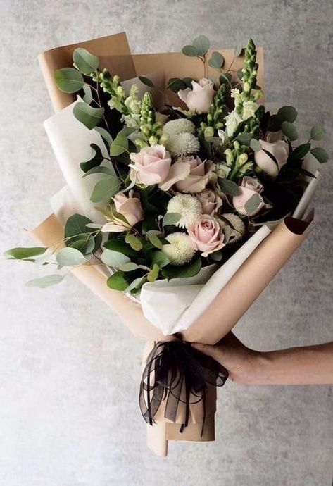 Envía flores a domicilio en CDMX: 5 opciones para salir de lo tradicional y lucirte. A Bouquet Of Flowers, Flowers Bouquet Gift, How To Wrap Flowers, Trendy Flowers, Floral Shop, Deco Floral, Bouquet Of Flowers, Beautiful Blooms, Flower Boxes