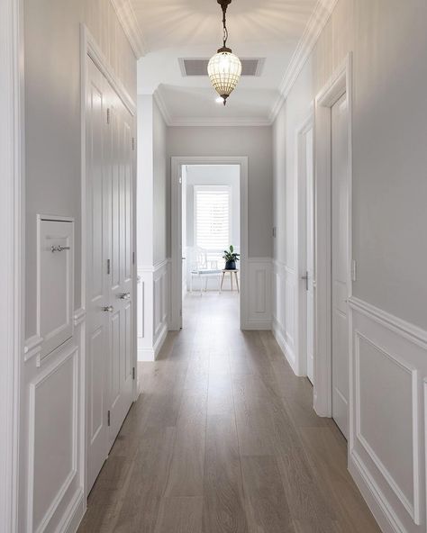 Hamptons Hallway, White Hallway Ideas, White Hallway, Apartment Hall, White Hall, Large Hallway, White Apartment, Rose House, Hallway Design