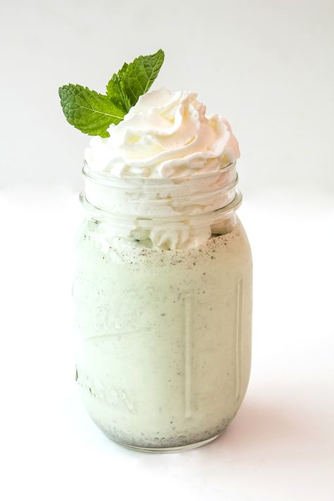 Chocolate Chip Milkshake, Chocolate Lasagna Dessert, Amazing Smoothies, Mint Chocolate Recipes, Mint Milkshake, Mint Chocolate Chip Milkshake, Mint Chocolate Desserts, Blendtec Recipes, Desserts With Chocolate Chips