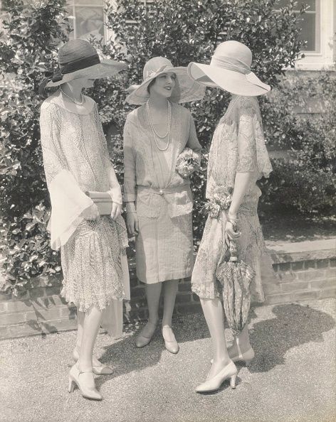 Between the sophisticated sun hats and the lace detailing on the skirts, 1927 is the year of garden-party chic. Women In Hats, Women In Dresses, 1920 Style, Style Année 20, Vintage Foto's, Edward Steichen, 1920 Fashion, Three Women, 20s Fashion