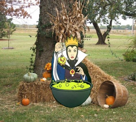 Disney Christmas Yard Art, Disney Halloween Yard Art, Disney Halloween Yard Decorations, Spooky Walk, Disney Decorations, Holiday Yard Decor, Disney Halloween Decorations, Fall Dec, Halloween Yard Signs