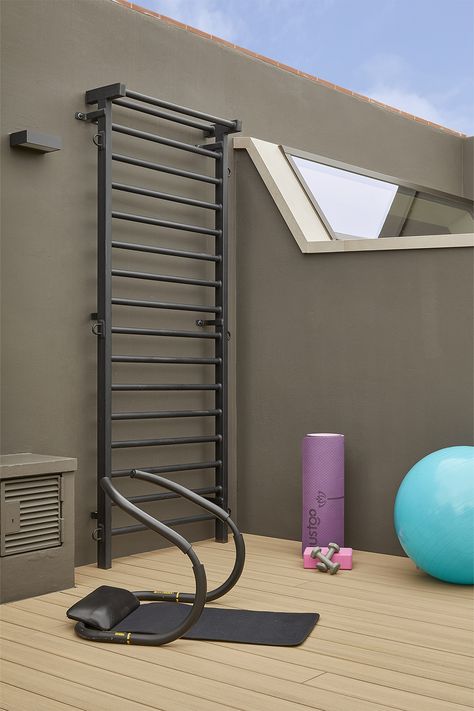 Zona de gimnasio con diferentes items para hacer deporte en una terraza urbana Gym Exterior, Terrace, Barcelona, Gym, Exterior, Design