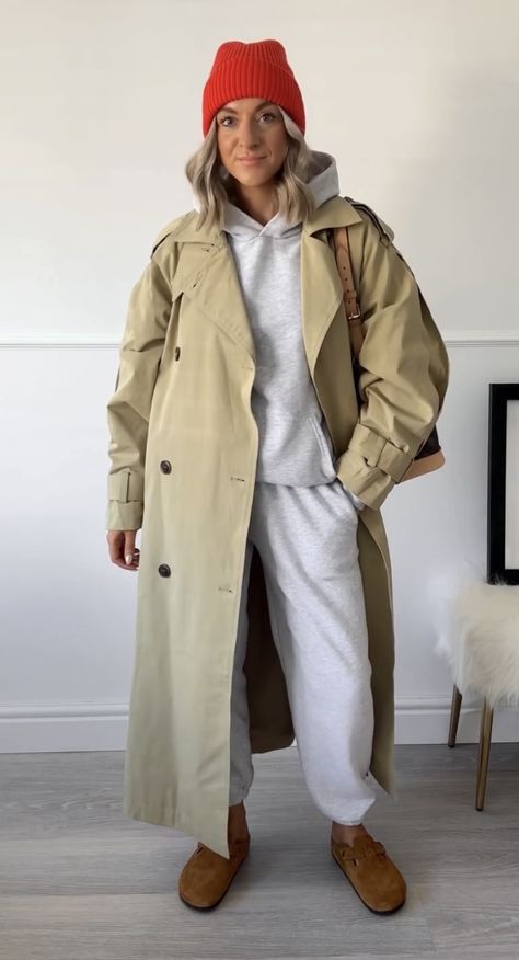 Trench Coat Tracksuit Outfit, Trench Coat And Tracksuit, Trench Coat Joggers Outfit, Sweats With Trench Coat, Sweatpants Trench Coat, Duffle Coat Outfit Women, Matching Sweatsuit Outfit, Sweatsuit Outfits, Sweatsuit Outfit