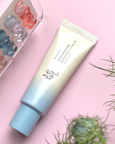 🌞 Does the newly launched Beauty of Joseon Relief Sun Aqua-fresh work perfectly on oily skin? In my opinion, it depends. 😅 Before diving into the details, let’s take a look at the product @beautyofjoseon_official itself. 🌞 What is it? It’s a lightweight, refreshing sunscreen designed to protect your skin from harmful UV rays. It absorbs quickly without leaving any white cast or greasy residue, making it perfect for everyday use! 💧✨ 🌾 Key Ingredients: * Rice Seed Water 🌾: Known for its brig... Beauty Of Joseon Sunscreen, Joseon Sunscreen, Bday Wishlist, Beauty Of Joseon, Hello Kitty Themes, Beauty Pop, K Beauty, Uv Rays, Oily Skin