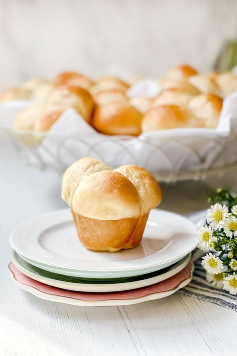 These Quick Cloverleaf Dinner Rolls are flaky, soft, ready in no time, and are decidedly beautiful for the dinner table. Simple to make with 5 or 6 ingredients, they're irresistibly delicious and perfect for holidays. Cloverleaf Dinner Rolls, 31 Daily, Homemade Strawberry Jam, Liquid Eggs, Homemade Dinner Rolls, Whole Wheat Bread, Homemade Dinner, Muffin Cups, The Dinner