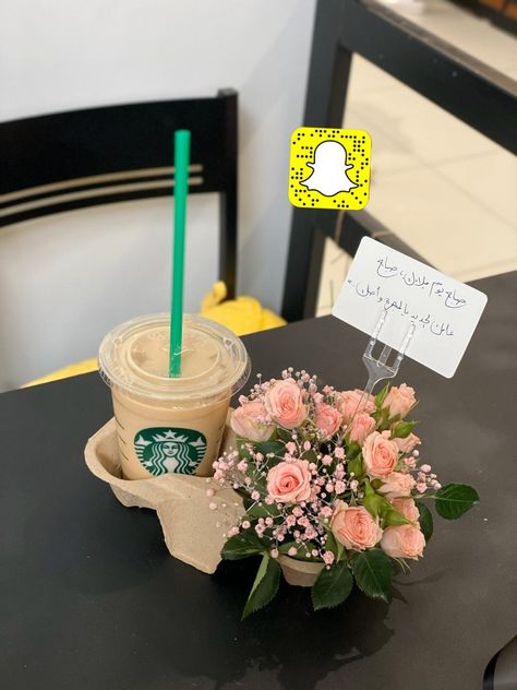 Starbucks Cup Holder Flower Arrangement, Starbucks Bouquet, Coffee And Flowers Gift, Starbucks Flower Arrangement, Coffee Bouquet, Floral Gift Ideas, Creative Gift Baskets, Homemade Gift Baskets, Coffee And Flowers