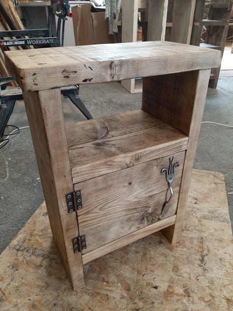 Old Wood Decor Ideas, Diy Rustic Bedside Table, Rustic Bedside Table Ideas, 2x6 Wood Projects Diy, Floating Nightstand Ideas, Diy Bedside Table, Modern Floating Nightstand, Rustic Bedside Table, Rustic Furniture Design