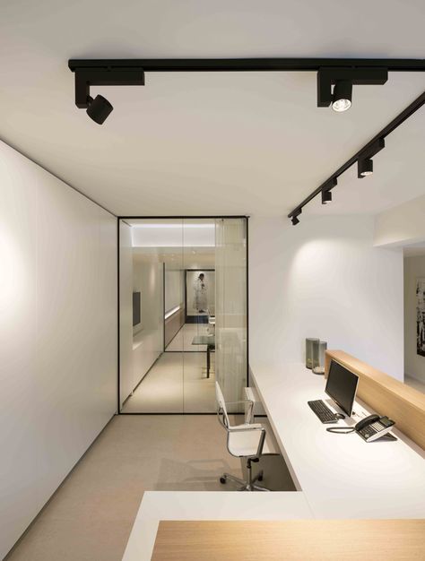 Architects office design minimalist wood desk erubo spotlight track system lighting LED design kreon tools of light glass Muji Office Design, Muji Minimalist Interior Design, Office Track Lighting, Lighting For Home Office, Architect Office Design, Modern Desk Lighting, Architect Office, Office At Home, Interior Design Tools