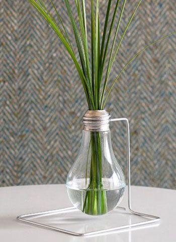 Make the Coolest Vase Ever  #DIY #Recycling #Ecofriendly #Lightbulb Men Centerpieces, Men Rugs, Light Bulb Vase, Recycled Light Bulbs, Diy Light Bulb, Video Fashion, Quotes Relationships, Diy Flores, Bulb Vase