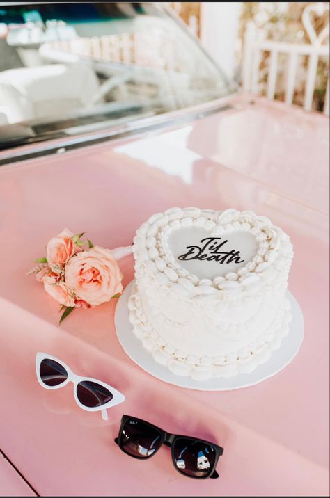 Vegas Wedding Cake Ideas, Little White Chapel Vegas Wedding, 50s Wedding Aesthetic, Little White Wedding Chapel Las Vegas, Vegas Wedding Flowers, Las Vegas Wedding Cake, Vegas Wedding Cake, Little White Chapel Vegas, Elopement Wedding Cake