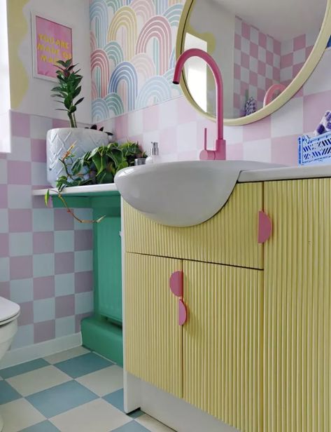 Pastel Home Decor Modern, Bright Colorful Home Interior, Clown Room, Groovy House, 80s Bathroom, Quirky Bathroom Decor, Pastel Interiors, Pastel Bathroom, Colourful Bathroom