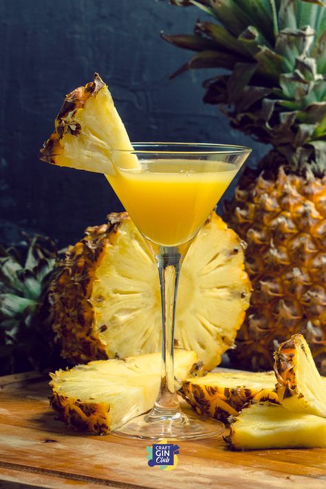 Pineapple Martini, Coconut Rum Drinks, Pineapple Detox, Pineapple Water, Gin Cocktail Recipes, Cocktails Bar, Absolut Vodka, Detox Your Body, Gin Cocktails