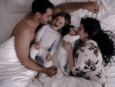 Couple With Kids Aesthetic, Couple With Baby, Newborn Baby Photoshoot, Dream Family, Couples Vibe, Dad Baby, Foto Baby, Future Mom, Mommy Life