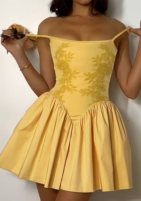 Introducing our Yellow Applique Satin Homecoming Dresses A-Line Mini Party Gown! Made with high-quality satin and adorned with delicate appliques, this dress is sure to turn heads at any event. With its flattering A-Line cut and mini length, it's the perfect choice for a chic and stylish party outfit. Don't miss out on this must-have addition to your wardrobe! Details: Dress Style: A-Line Color: Yellow Sleeves: Sleeveless Back Style: Zipper Dirndl Outfit, Evening Mini Dresses, Puffy Dresses, Satin Homecoming Dress, Puff Dress, England Style, Mini Robes, Colour Yellow, White Dress Summer