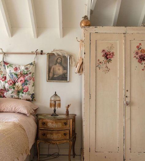 Pearl Lowe Interiors, Painted Wooden Floors, Marlborough House, Pearl Lowe, Velvet Art, Rv Bedroom, Timber Cabin, Shell House, Brown Interior