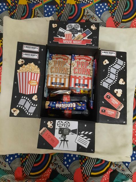 Cinema Gift Basket, Diy Cinema Ticket, Film Gift Ideas, Movie Ticket Gift Ideas, Movie Box Ideas, Movie Gift Ideas, Vintage Movie Night, Ticket Cinema, Movie Night Box