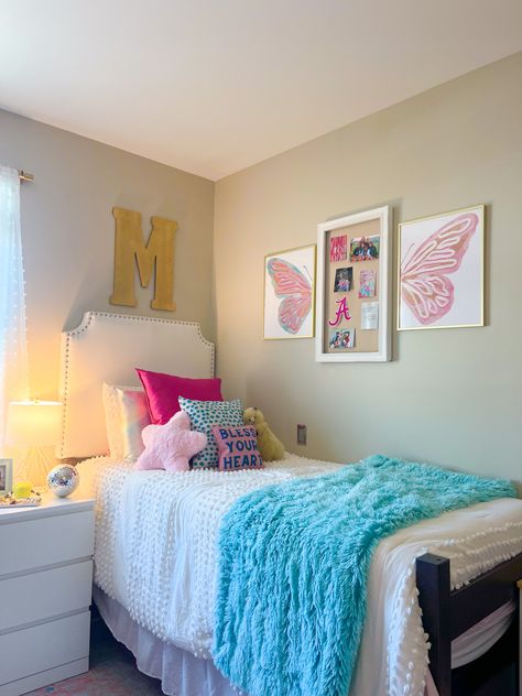 University of Alabama tutwiler dorm bed Preppy Bedroom Twin Bed, Preppy Dorm Inspiration, Preppy Costal Bedroom Ideas, Multicolor Dorm Room, Hot Pink And Blue Dorm Room, Dorm Rug Ideas, Pastel Color Dorm Room, College Dorm Room Ideas Colorful, Colorful Dorm Ideas