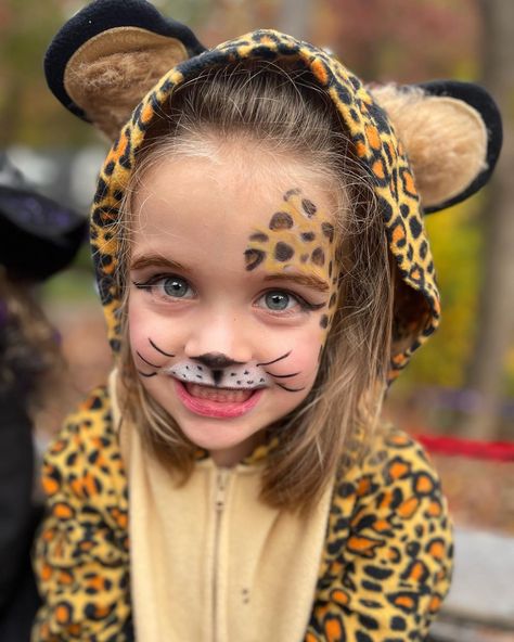 Leopard Face Paint, Kid Makeup, Lion Face Paint, Cheetah Makeup, Leopard Face, Kids Face Paint, Baby Painting, Lion Face, Kids Makeup