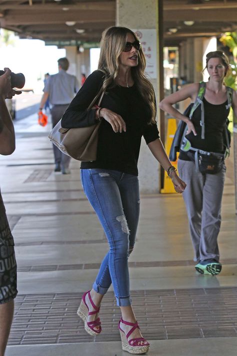 Wedge Outfit, Basketball Game Outfit Women, Blue Jeans Outfits, Sofia Vergara Style, Lana Del Rey Outfits, Basketball Game Outfit, Outfit With Wedges, Blue Jeans Outfit, Blue Jean Outfits