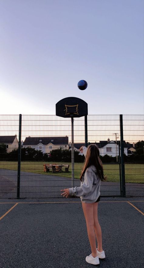 aga nasip olursa me is şok uhdbhjvsgdvufyhdx Sports Girl Aesthetic, Basketball Game Aesthetic, Bola Jaring, Photos For Vision Board, Basketball Aesthetic, Creating A Vision, Basketball Background, Game Aesthetic, Bola Basket