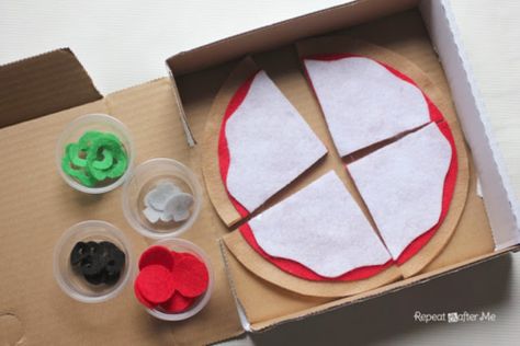 Play Food Felt Pizza - Repeat Crafter Me Felt Food Pizza, Wednesday Crafts, Felt Crafts Kids, Felt Pizza, Pizza Craft, Kids Play Food, Play Kitchen Food, Felt Food Diy, Felt Food Patterns