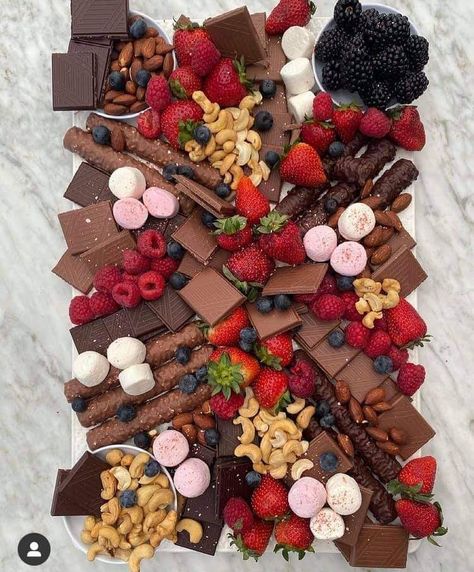 Brownie Board Ideas, Chocolate Platter Board, Charcuterie Cake, Chocolate Boards, Chocolate Platter, Dessert Charcuterie, Dessert Board, Dessert Platter, Snack Platter