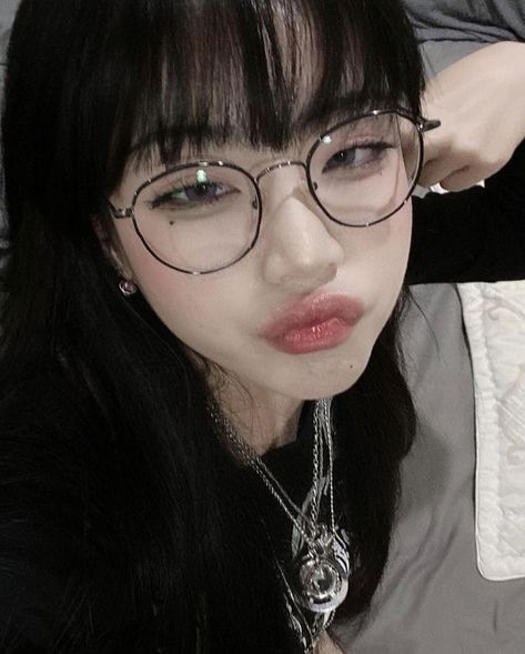 Ulzzang Glasses, Glasses Eye Makeup, Asian Glasses, People With Glasses, Preppy Hairstyles, Glasses Inspiration, Glasses Makeup, Makeup Looks Tutorial, School Looks