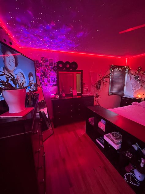 Chill Room Aesthetic Grunge, Gangsta Room Decor, Trap House Bedroom Aesthetic, Trap Bedroom Ideas, Rapper Room Ideas, Dope Rooms Bedrooms, Trap Rooms Aesthetic, Dope Room Decor, Street Room Aesthetic