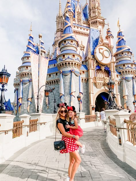 Mom And Daughter Disney Outfits, Mommy And Me Disney Outfits, Disneyland Outfits Women, Disney World Outfit Ideas, Outfits Disneyland, Disneyland Outfit Ideas, Outfit Ideas For Moms, Disney Family Outfits, Magic Kingdom Outfit