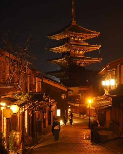 Did you know that the Yasaka Pagoda is the last remaining part of Hokanji Temple that was originally built in 592. Today it is one of the most recognizable landmarks in the Higashiyama District and also the oldest pagoda in Kyoto.⁣⁣ 📷 tera_2002⁣⁣ Hokanji Temple, Yasaka Pagoda, Travelling Japan, Photos Of Japan, Japan Guide, Trip To Japan, Visit Japan, Future Travel, Amusement Park