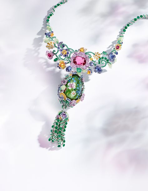 Fabergé Secret Garden Necklace #Fabergé #SecretGarden #necklace #gemstones Faberge Jewelry, Couture Jewelry, High Jewelry, Jewelry Creation, Bling Jewelry, Bling Bling, Lalique, Secret Garden, Luxury Jewelry