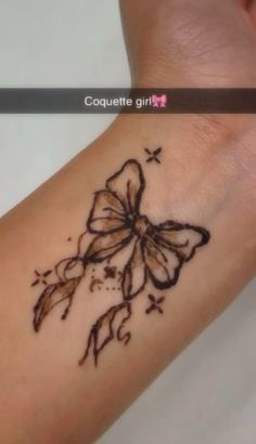 Mhendi Design Cute, Mehedi Easy Designs, Butterfly Tattoo Designs Hand, Aesthetic Mehendi Designs Butterfly, Butterfly Henna Hand, Cool Mehndi Designs Tattoo Ideas, Mehendi Tattoo Designs Small Cute, Hana Design Henna Tattoos, Small Aesthetic Mehndi Designs