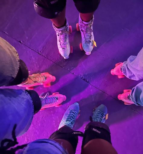 4 best friends pink and blue matching skates in skating rink with purple led lights Vision Board Roller Skating, Skating With Friends Aesthetic, Roller Skating With Friends, Roller Skating Rink Aesthetic, Roller Rink Aesthetic, Skating Rink Aesthetic, Roller Rink Birthday, Skating With Friends, Roller Skating Aesthetic