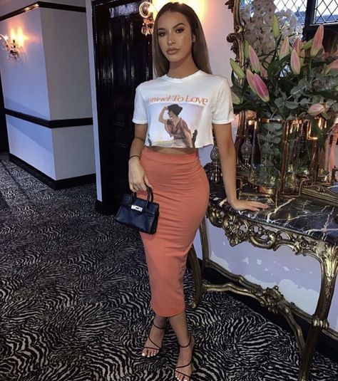 Bodycon Skirt Outfit Casual, Orange Skirt Outfit, Bodycon Skirt Outfit, Skirt Outfit Casual, Rok Outfit, Midaxi Skirt, Orange Skirt, Bag Outfit, Steal The Spotlight