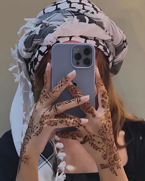 chand raat 🌙 keffiyeh from : @dontfundgenocide @jashnebazaar #eidmubarak #henna #keffiyeh Chand Raat, Henna Inspo, Henna Inspired Tattoos, Pretty Hand Tattoos, Inspired Tattoos, Desi Aesthetic, Pretty Hands, Eid Mubarak, Hand Tattoos