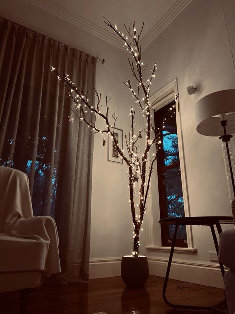 Natural shapes of a broken tree branch, lit with LED lights, brings a magical form to your room. Tree Branch Fairy Lights, Christmas Tree With Branches, Tree Branch Light, Dried Tree Branches, Twigs Decor, Lighted Tree Branches, Branch Light, Tree Stem, Tree Branch Decor