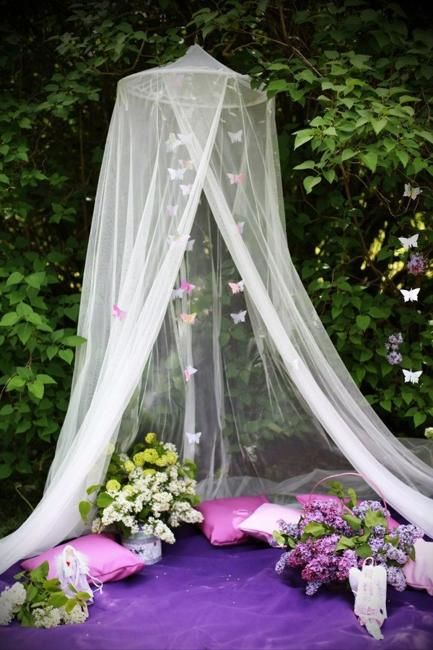 summer decorating with mosquito netting to create protected from bugs shelters Party Tent Decorations, Daybed Canopy, Outdoor Backdrops, Foto Kids, Decoration Evenementielle, Canopy Tent Outdoor, Backyard Canopy, Outdoor Shelters, Garden Party Decorations