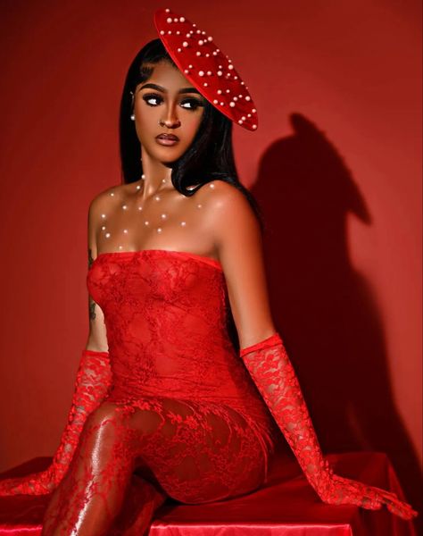 Christmas Photoshoot Ideas Black Women, Christmas Photoshoot Black Women, Red Theme Photoshoot, Christmas Baddie, Women's Shooting, Holiday Photoshoot, 28th Birthday, Christmas Photoshoot, Senior Pics