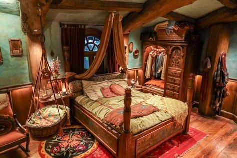 Proudfoot Tiny Home in Hobbiton, New Zealand Hobbit Decor Interior Design, Hobbit Bedroom, Hobbit House Interior, Hobbit Aesthetic, Hobbit Holes, Magical Bedroom, Tolkien Hobbit, Tiny House Vacation, Container Homes For Sale