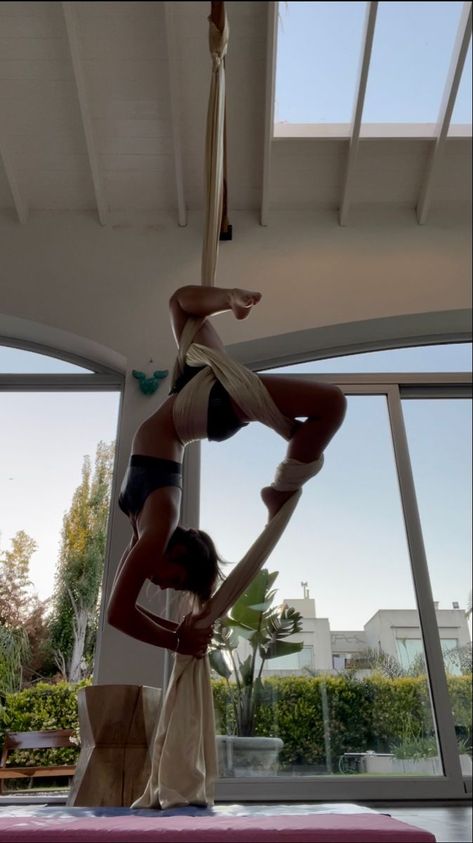 Areal Silk Aesthetic, Pole Fitness Aesthetic, Areal Dance, Pole Dance Aesthetic, Aerial Silks Beginner, Arial Silks, Aerial Gymnastics, Aerial Yoga Poses, Circus Aesthetic