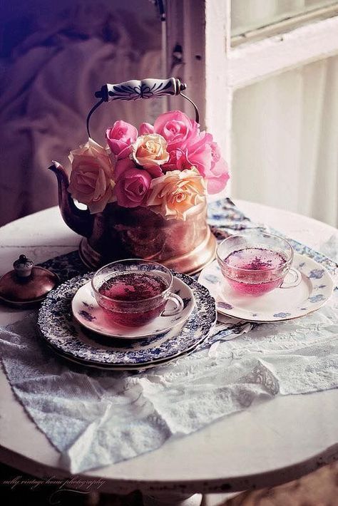 beautiful tea lover photo Pink Tea, Tea Break, Morning Tea, My Cup Of Tea, Tea Art, Flower Tea, Pink Parties, Tea House, Tea Recipes