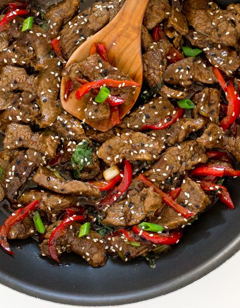 Thai Basil Beef - Chef Savvy Essen, Thai Basil Beef Recipe, Asian Cusine, Basil Beef, Thai Basil Beef, Roasted Tomato Basil Soup, Thai Beef, One Skillet Meals, Healthy Weeknight Meals