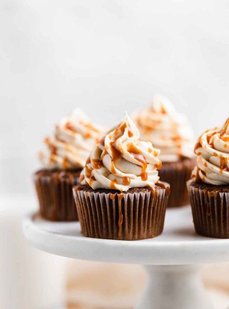 Caramel Mocha Cupcakes - Topped With Honey Fall Cupcakes Recipes, Banoffee Cupcakes, Summer Cookie Recipes, Pumpkin Spice Latte Cupcakes, Mocha Cupcakes, Salted Caramel Cupcakes, Butter Cupcakes, Caramel Mocha, Caramel Buttercream