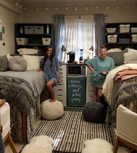 Having a theme for you and your roommate can make shopping a lot easier and set a really good vibe for your dorm. Here are the top coordinating dorm room ideas! Dorm Room Color Schemes, Dorm Room Colors, Teenage Room Decor, Dorm Sweet Dorm, Dorm Room Storage, Dorm Diy, Dorm Room Diy, College Dorm Room Decor, Dorm Room Designs