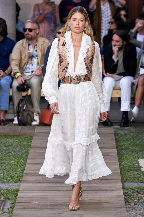 Story Presentation, Look Boho Chic, Vogue Vintage, Spring Runway, Looks Country, Milano Fashion Week, Color Story, Looks Street Style, Romantic Dress