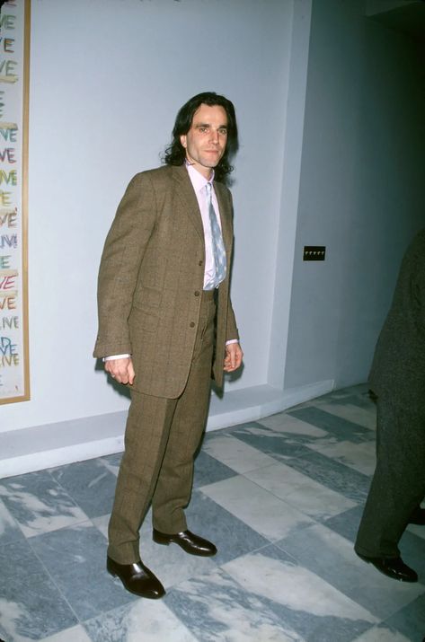 Daniel Day Lewis Style, Daniel Day Lewis 90s, 90s Suit Men, 90s Men Fashion, 1990s Looks, Daniel Day Lewis, Super Casual Outfits, 63rd Birthday, Long Black Blazer