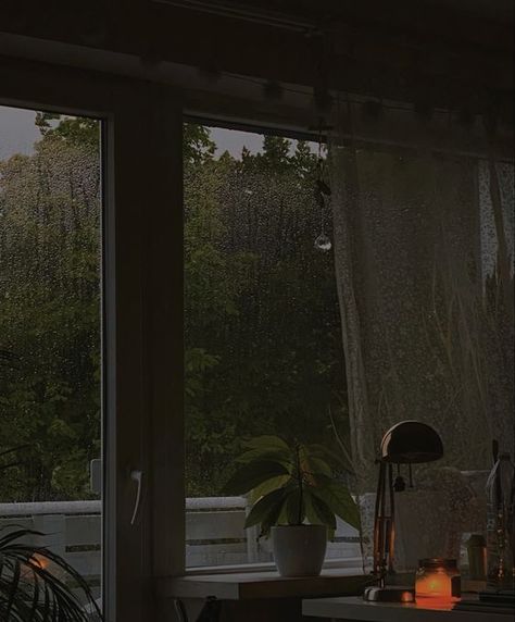 Cuddle Weather Aesthetic, Cold Night Aesthetic, Cozy Evening Aesthetic, Gloomy Weather Aesthetic, Warm Pictures, Fall Rain, Cold Sweater, Rainy Window, Dark Weather