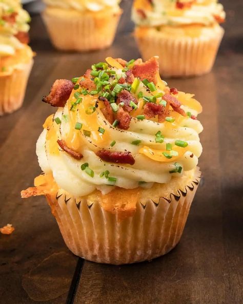 Candied Bacon Crackers, Cornbread Cupcakes, Bacon Crackers, Bacon Jam Burger, Savory Cupcakes, Keju Cheddar, Potato Muffins, Delicious Appetizers, Filled Muffins