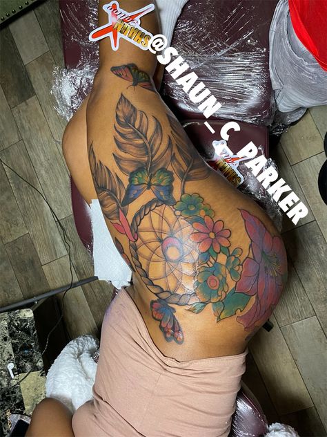 Dreamcatcher Tattoo Thigh, Side Thigh Tattoos, Hip Thigh Tattoos, Dream Catcher Tattoo, Black Girls With Tattoos, Hip Tattoos Women, Tattoos For Black Skin, Leg Tattoos Women, Pretty Tattoos For Women